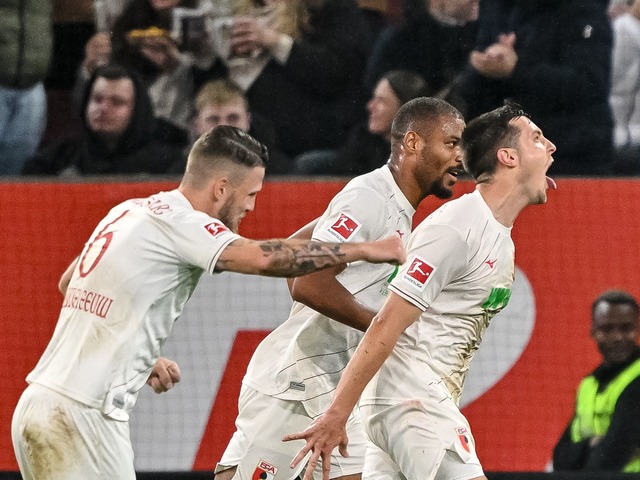 Augsburgs Keven Schlotterbeck bejubelt sein Tor zum 1:0.  | Foto: Harry Langer/dpa