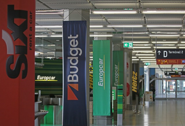 Mietwagenschalter am Flughafen. Die Pr...schnell wie in den vergangenen Jahren.  | Foto: Oliver Berg/dpa