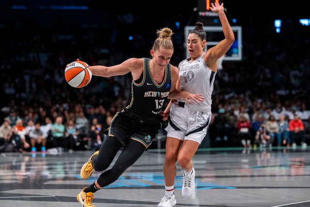 Leonie Fiebich (l) muss in den WNBA-Pl...in viertes Halbfinale gegen Las Vegas.  | Foto: Corey Sipkin/AP/dpa