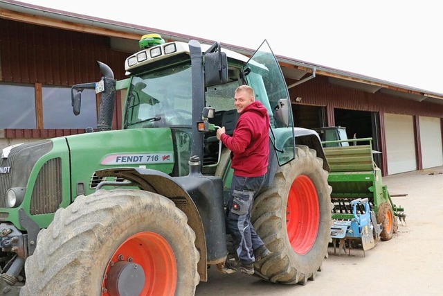 Jannik Dietsche wgt ab, ob er tatschlich vier Traktoren braucht.  | Foto: Martha Weishaar