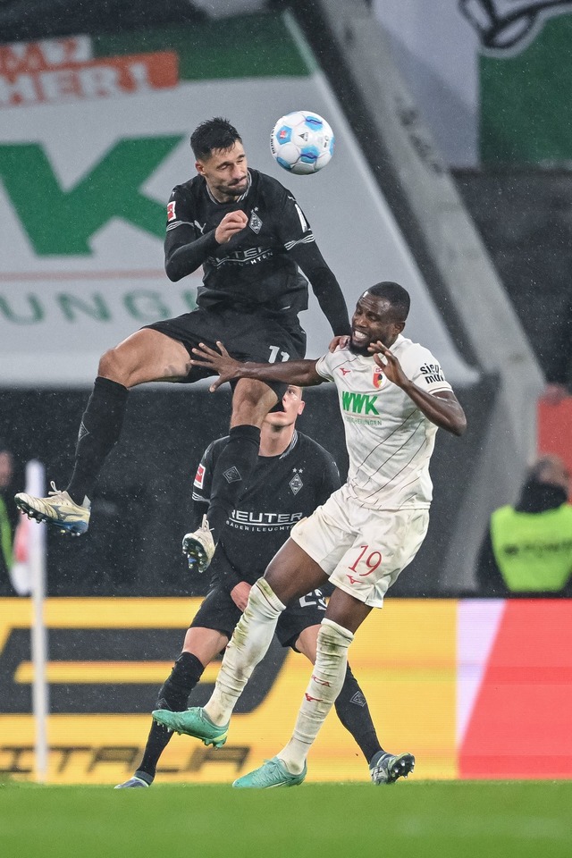 Kopfballstark: Tim Kleindienst (l). Mit dem Kopf traf er auch in Augsburg.  | Foto: Harry Langer/dpa