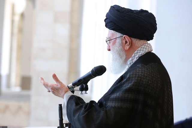 Irans Religionsf&uuml;hrer Ajatollah A... Raketenangriff auf Israel verteidigt.  | Foto: -/Iranian Supreme Leader office/dpa