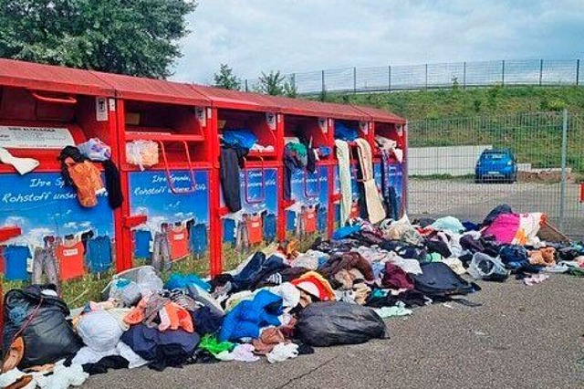 Um die Altkleidercontainer in Neuenbur...fsdienst beauftragte Firma aufgerumt.  | Foto: privat