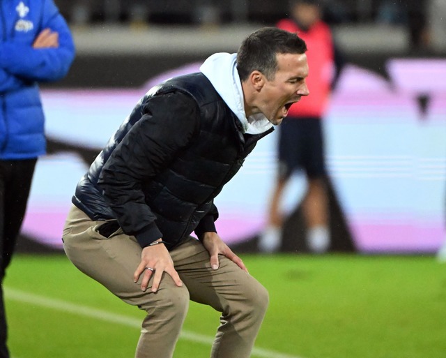 KSC-Trainer Christian Eichner geriet b... gegen Darmstadt m&auml;chtig in Rage.  | Foto: Uli Deck/dpa