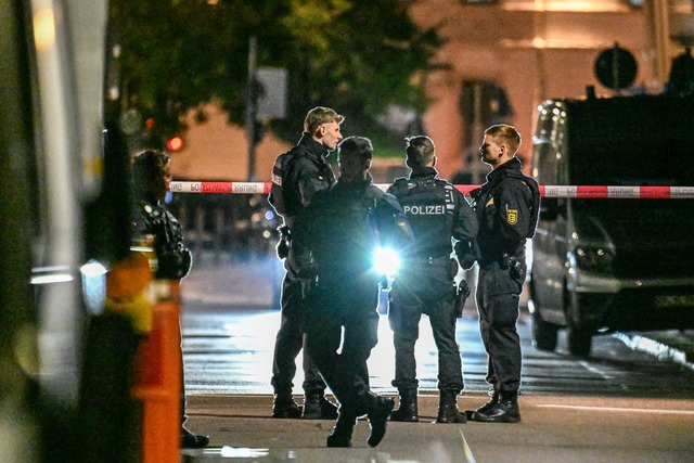 Nach Sch&uuml;ssen in einer Bar in G&o...rd&auml;chtigen wird weiter gefahndet.  | Foto: Marius Bulling/dpa