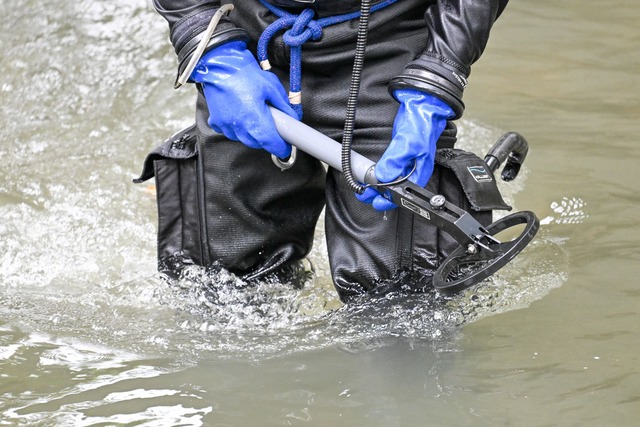 Bei der Waffe soll es sich um eine Maschinenpistole handeln.  | Foto: Marius Bulling/dpa