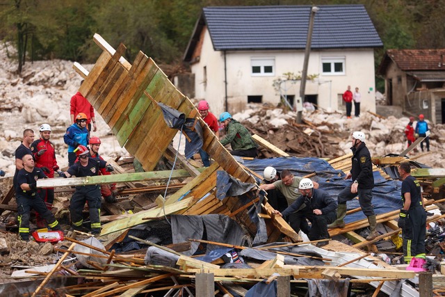 Bei &Uuml;berschwemmungen und Erdrutsc...amen mindestens 16 Menschen ums Leben.  | Foto: Armin Durgut/AP