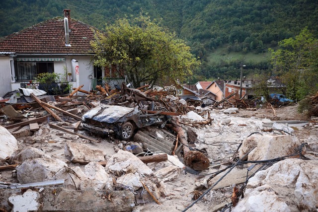 Bei &Uuml;berschwemmungen und Erdrutsc...amen mindestens 16 Menschen ums Leben.  | Foto: Armin Durgut/AP