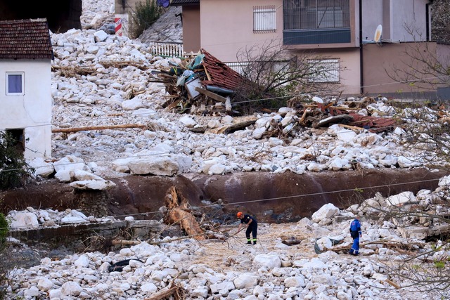 Bei &Uuml;berschwemmungen und Erdrutsc...amen mindestens 16 Menschen ums Leben.  | Foto: Armin Durgut/AP/dpa