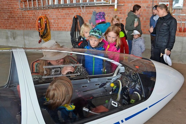 Geduld war gefragt, bis man endlich an der Reihe war, ins Cockpit zu steigen.  | Foto: Christiane Sahli