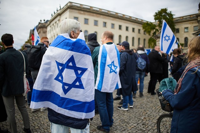 In Mitte &auml;u&szlig;erten sich Demonstranten pro Israel  | Foto: Joerg Carstensen/dpa