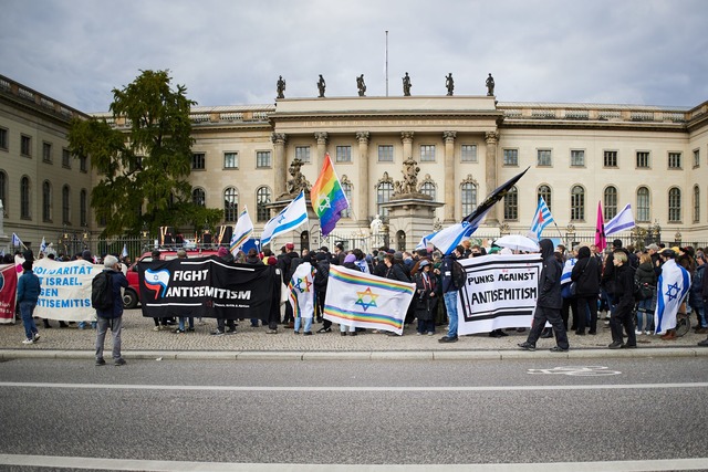 Die proisraelischen Demonstranten vers...sich vor der Humboldt-Universit&auml;t  | Foto: Joerg Carstensen/dpa