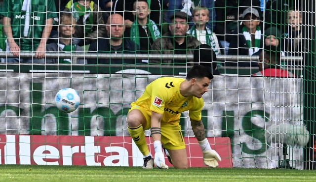 Hier fllt der Ball ins Netz: Bremens ...urg geht in der 75. Minute in Fhrung.  | Foto: Carmen Jaspersen (dpa)