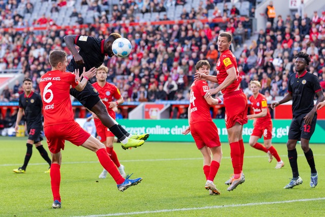 Bayer Leverkusen verspielt gegen Holstein Kiel einen 2:0-Vorsprung.  | Foto: Rolf Vennenbernd/dpa