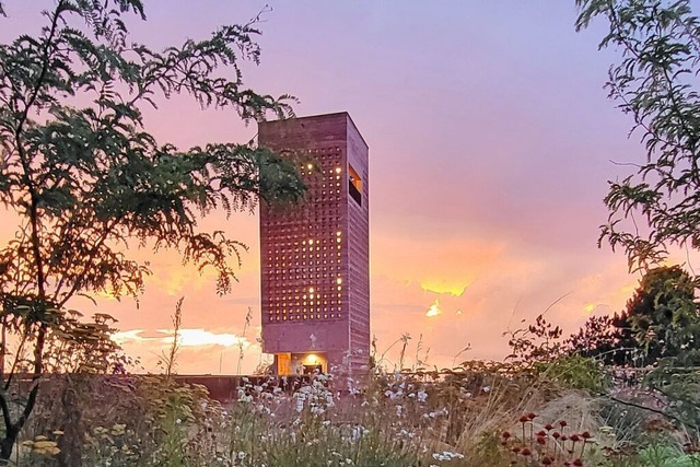 &#8222;Die Schnheit der Stadt&#8220; ...tholdturm vor der untergehenden Sonne.  | Foto: Lilian Schtz