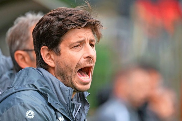 Der Bahlinger Trainer Dennis Bhrer sa...vor der Pause nicht wegstecken konnte.  | Foto: Claus G. Stoll