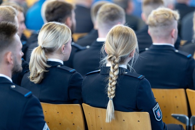 Die Polizei in Baden-W&uuml;rttemberg ...uuml;nger und weiblicher. (Symbolbild)  | Foto: Michael Reichel/dpa