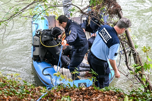 Nach den t&ouml;dlichen Sch&uuml;ssen ...i in dem Fluss Fils nach der Tatwaffe.  | Foto: Marius Bulling/dpa