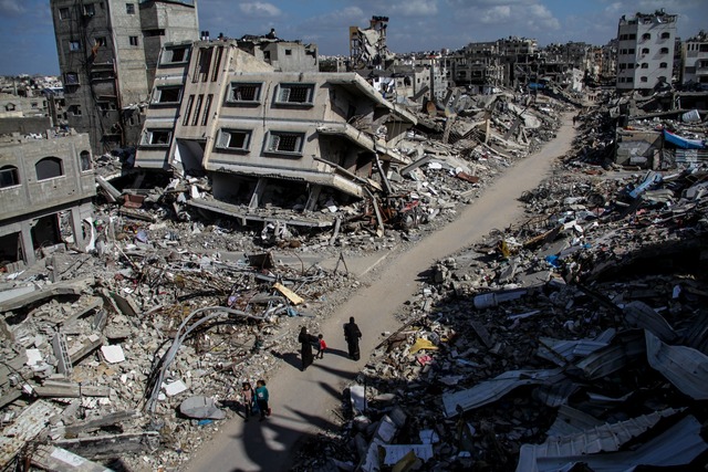 Nach israelischer Darstellung versucht...ner Tr&uuml;mmerw&uuml;ste verwandelt.  | Foto: Mahmoud Issa/dpa