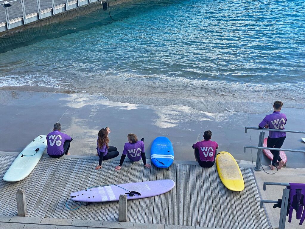 Einige Surfer lassen nach ihrer Session den Blick ber das Becken schweifen.