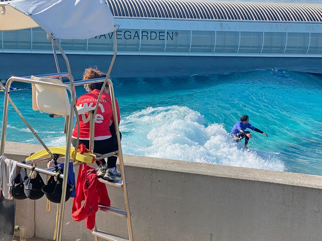 Die Lifeguards behalten die Surfer im Blick.