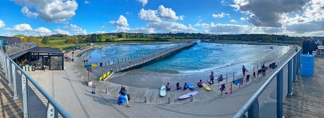 Zwei Becken, ein Steg und viele Surfer: Der Surfpark in Bristol.  | Foto: Alena Ehrlich