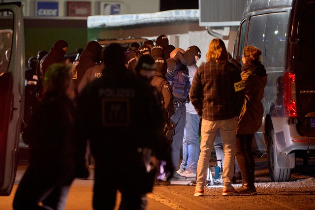 Die Polizei nahm die Personalien von Teilnehmenden auf.  | Foto: ---/TNN/dpa