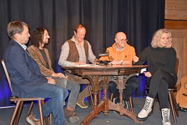 Zu Gast im Alten Pfarrhof waren fnf S...oland Frey und Christiane Bachschmidt.  | Foto: Thomas Biniossek