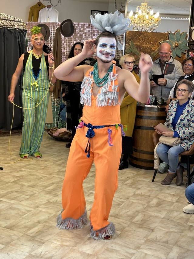 Dragqueen auf dem Ihringer Catwalk in Katjas Kunst Boutique.  | Foto: Eva Buchholz