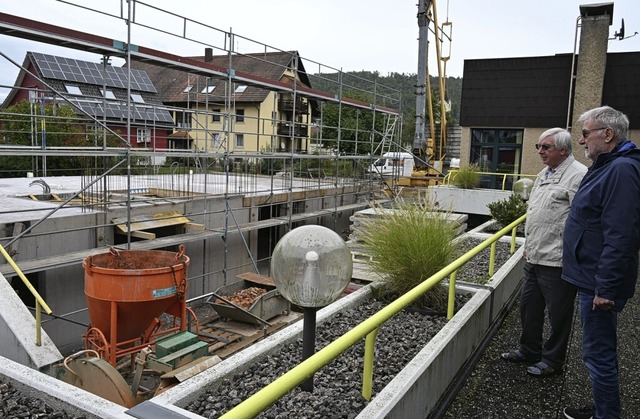 Die beiden SDS-Patres Peter Daubner (l...ntergeschoss im Rohbau bereits fertig.  | Foto:  Alfred Scheuble