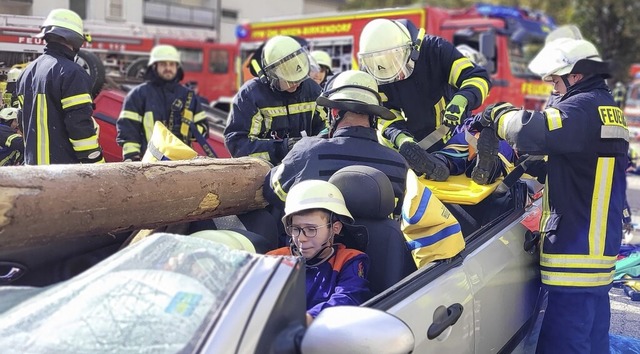 Ein Fall  fr geschickte Hnde und Spe...Statisten aus einem verunfallten Auto.  | Foto: Heidi Rombach