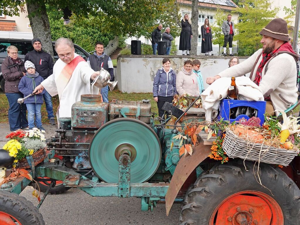 Traktoren, Musik und bunte Kostme gab es beim Erntedankumzug in Niederwihl.