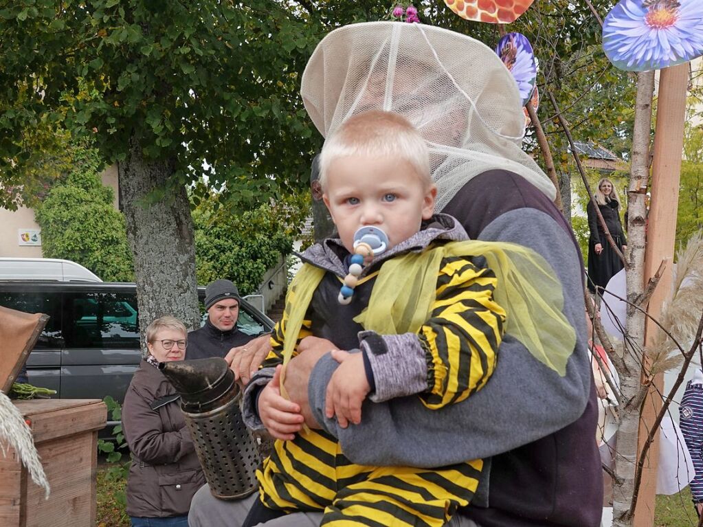 Traktoren, Musik und bunte Kostme gab es beim Erntedankumzug in Niederwihl.