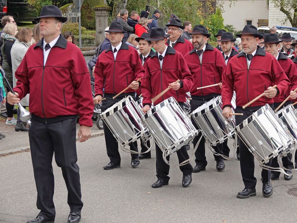 Traktoren, Musik und bunte Kostme gab es beim Erntedankumzug in Niederwihl.