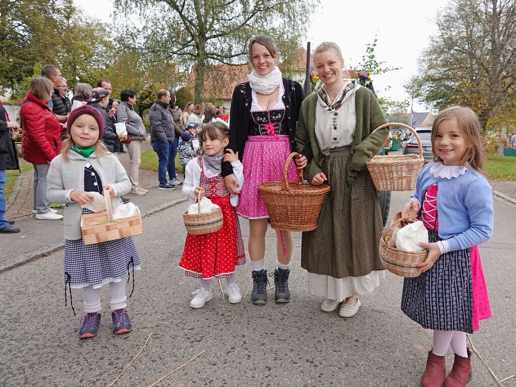 Traktoren, Musik und bunte Kostme gab es beim Erntedankumzug in Niederwihl.