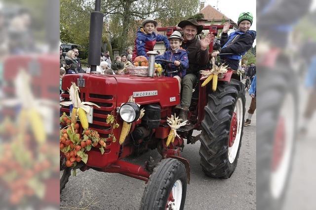 Ein Dorf feiert gemeinsam Erntedank