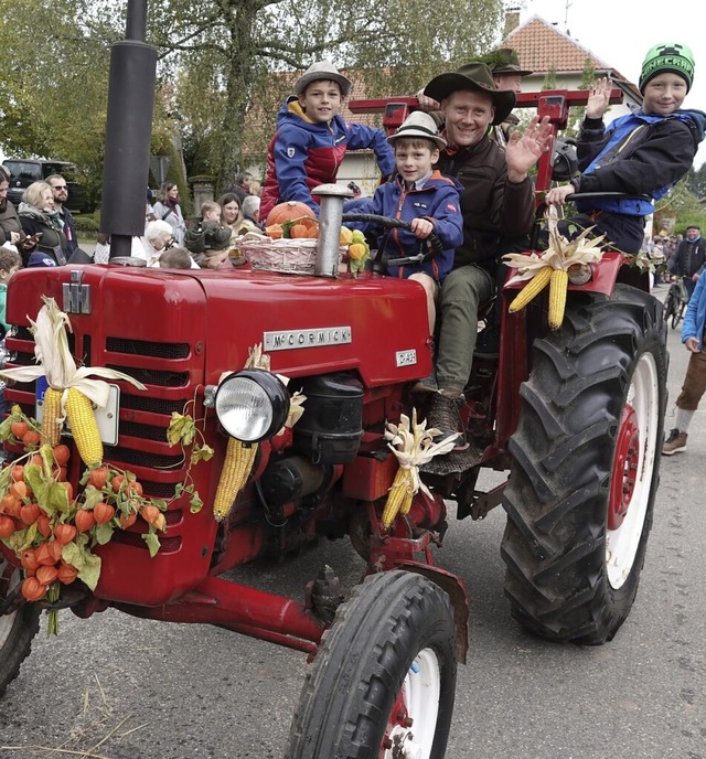 Familie Jehle auf ihrem geschmckten  Traktor.  | Foto: Peter Schtz