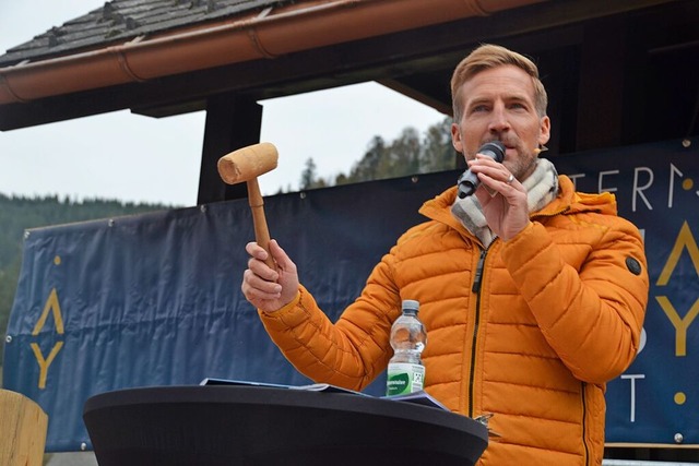 Der Hammer fllt. &#8222;Und zum Dritt..., der die Holzskulpturen versteigerte.  | Foto: Christiane Sahli