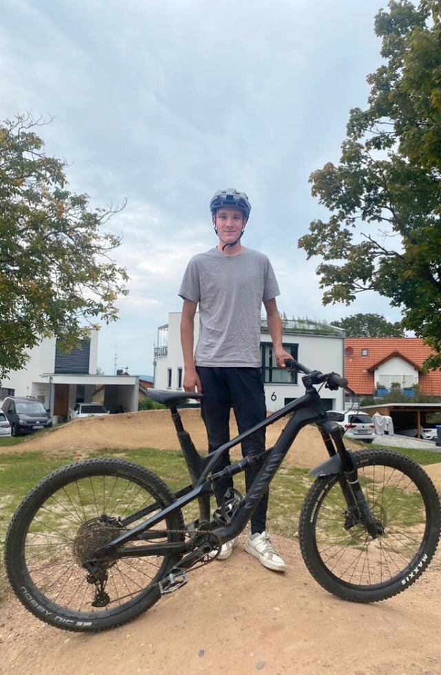 Max Schler mit Sportgert auf der Pis...mmer erbauten Pumptracks in Ebringen.   | Foto: Lea Schnurrenberger