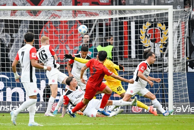 Eintracht Frankfurt und Bayern M&uuml;... im Bundesliga-Topspiel ein Spektakel.  | Foto: Uwe Anspach/dpa