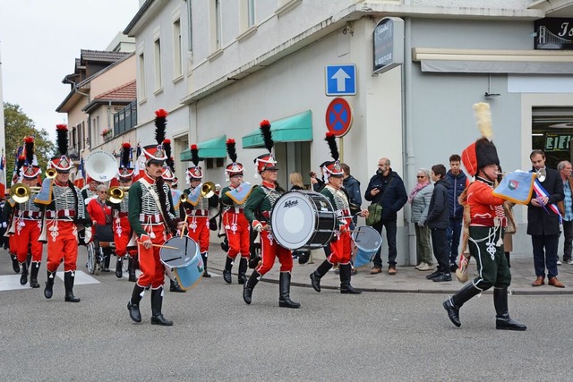 Mit der Fanfarentruppe der &#8222;Cava...rrschaft von Hningen  farbenfroh aus.  | Foto: Annette Mahro