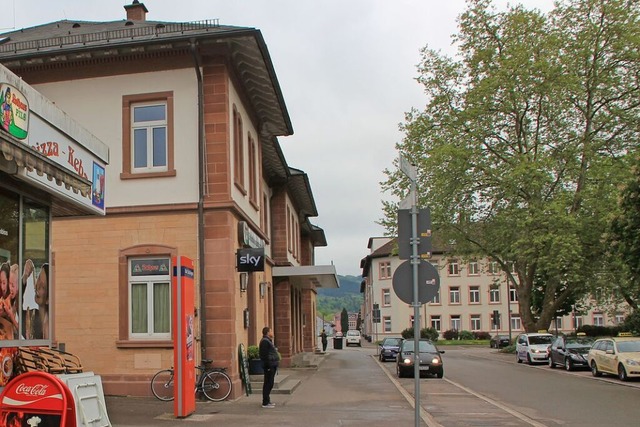 Am Bahnhof in Bad Sckingen soll der A...inem parkenden Bus vergewaltigt haben.  | Foto: Bianca Fritz