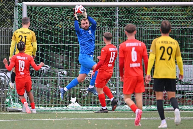 Josef Weizel, der Torwart des Freiburg...et das Abstiegsduell mit 2:1 fr sich.  | Foto: Achim Keller