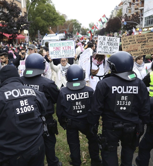 Teilnehmer einer propalstinensischen ...e gegen Antisemitismus auf die Strae.  | Foto: Joerg Carstensen (dpa)