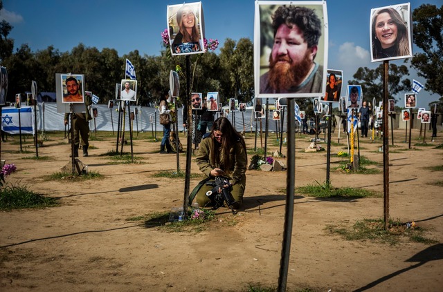 Terroristen verschleppten bei den Terr...eln in den Gazastreifen.  (Archivbild)  | Foto: Ilia Yefimovich/dpa