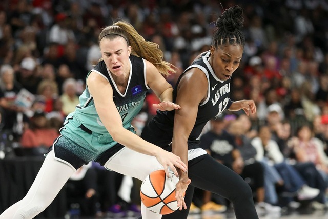 Sabrina Ionescu (links) steht mit den ...Liberty erneut in den Finals der WNBA.  | Foto: Ian Maule/AP/dpa