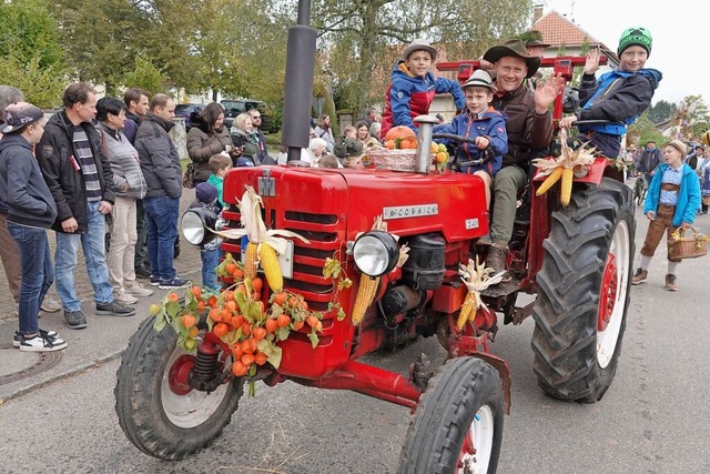 Familie Jehle auf ihrem geschmckten  Traktor.  | Foto: Peter Schtz