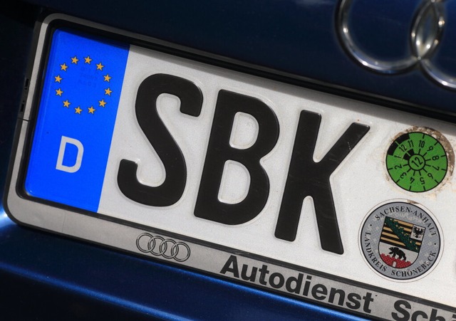 Das Autokennzeichen &quot;SBK&quot; f...chsen-Anhalt <Bildquelle></Bildquelle>  | Foto: Jens Wolf (dpa)