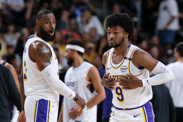 Erstmals gemeinsam im Einsatz f&uuml;r...LeBron James (l) und sein Sohn Bronny.  | Foto: William Liang/AP/dpa