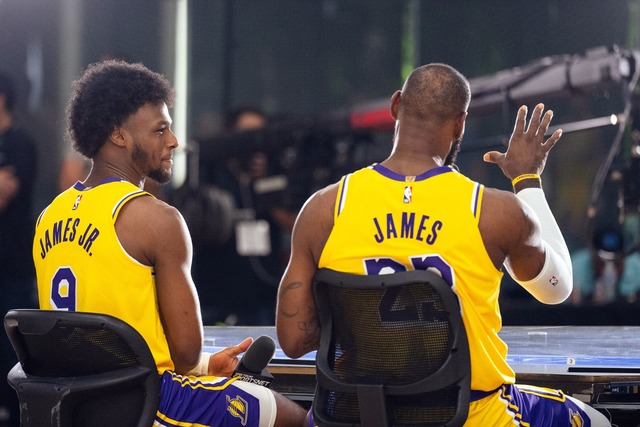 Wollen auch in der regul&auml;ren Sais...en: Bronny James (l) und LeBron James.  | Foto: Maximilian Haupt/dpa